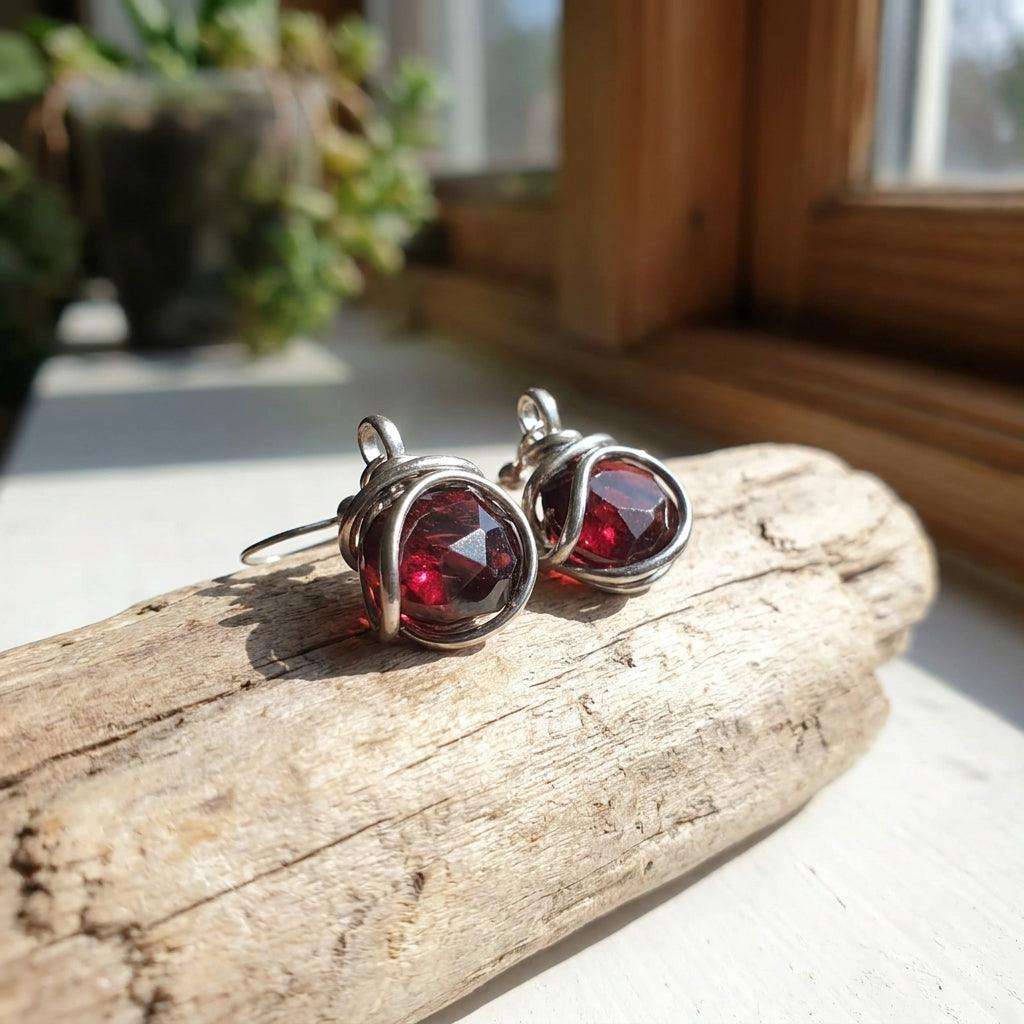 Cercei Statement Garnet Embrace – Cristal Fațetat Roșu Profund - Geoma.ro