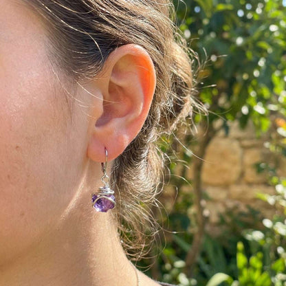Cercei Minimalist Amethyst Whisper – Cristal Mov-Violet