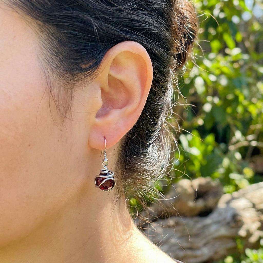 Cercei Statement Garnet Embrace – Cristal Fațetat Roșu Profund - Geoma.ro