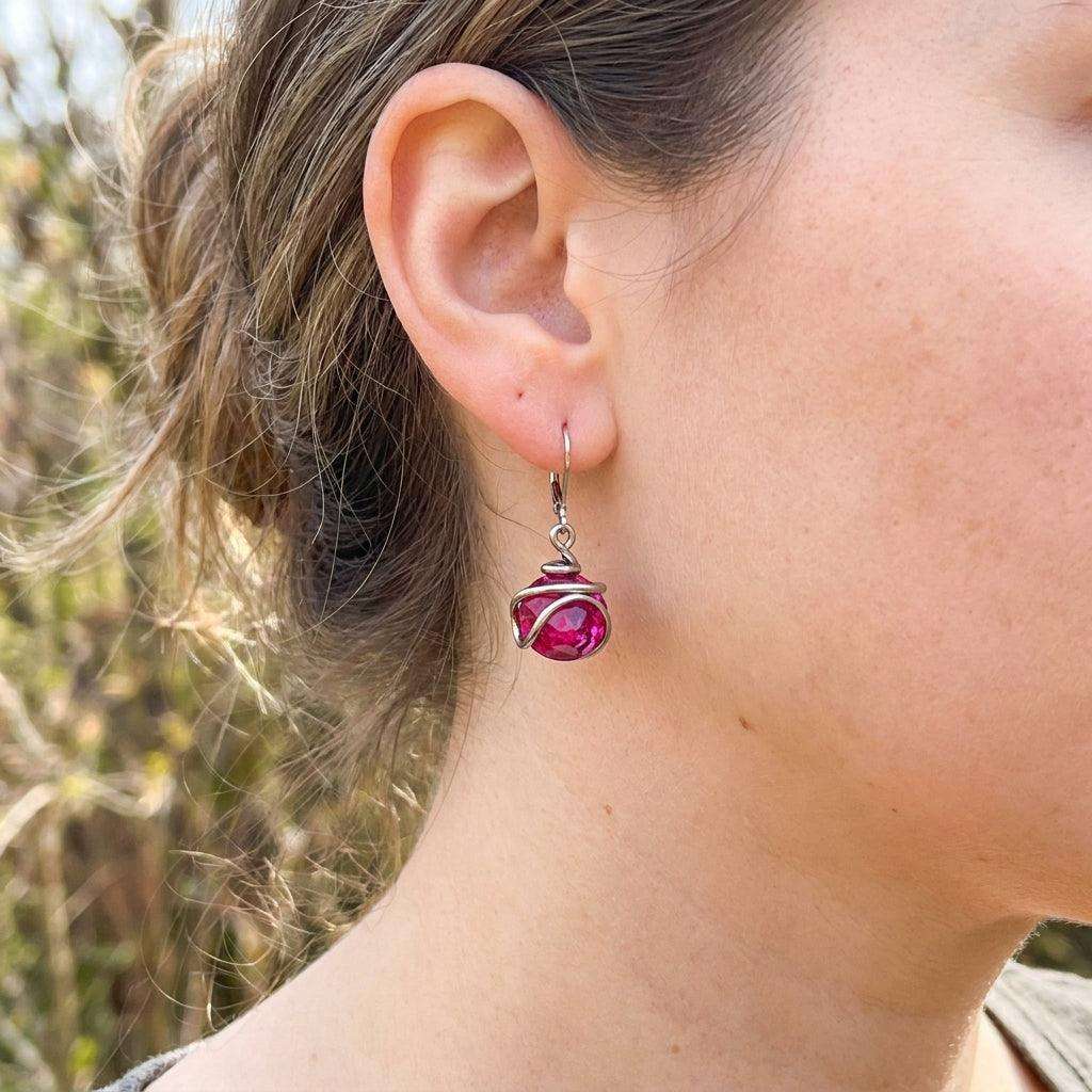 Cercei Statement Fuchsia Swirl – Sferă Cristal Roz Intens - Geoma.ro