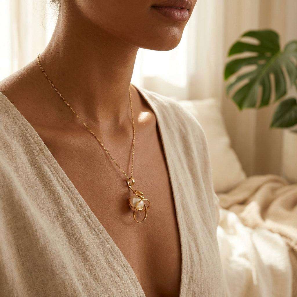 Colier Sculptural "Golden Pearl Orbit" - Geoma.ro